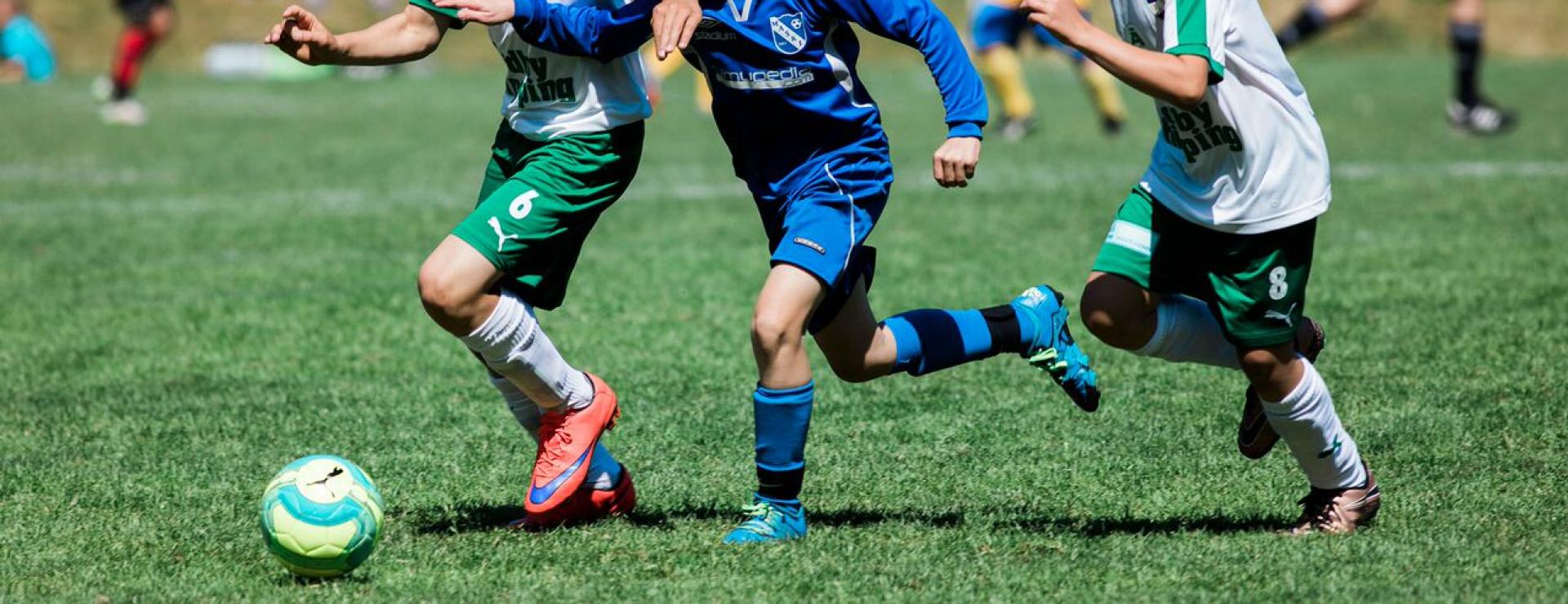 Barn som spelar fotboll